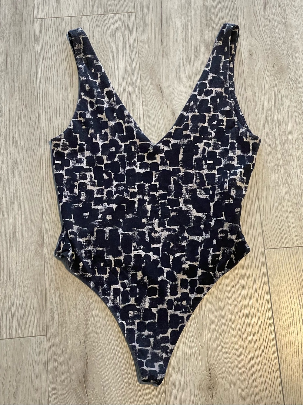 Aritzia Babaton Contour V Neck
Bodysuit - Black & Grey Geometric Print Top